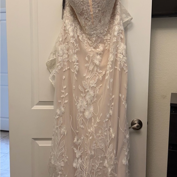 Elegant Cream Floral Lace Wedding Dress